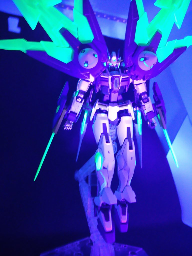 クリアパーツはプリズムミントブルーグリーンと蛍光グリーンで塗装GNドライブは既存のシールの上に同じ色で塗装しました。GNドライブが光るとかっこいいです。