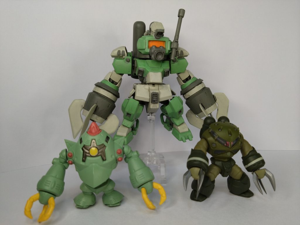 コンバージと比べるとこのサイズ感。胸のトンガリ部分はゾックから、腕の白いエングレービング風の部分は残党ズゴックから意匠として取り入れました。