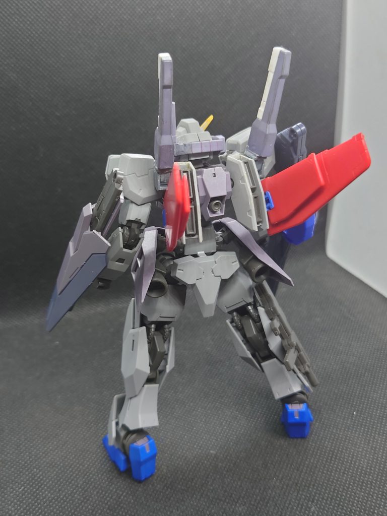 バックパックの改装にはトリスタンのビームサーベルラック、ZZの腕部シールドを使用