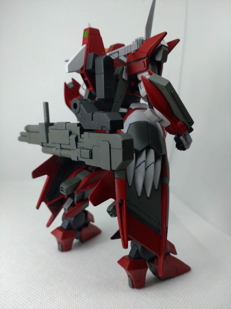 ビームランチャーはバックパックにアームで接続。