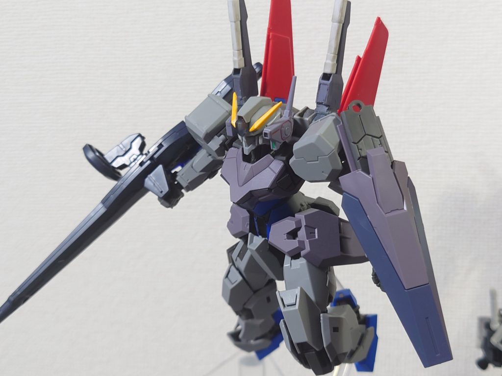 アンテナを黄色に。大分ガンダムタイプ感増した気がする。さらにMK-Ⅱのバルカンポッドを接着。取り回し考慮でシールドをショート化。