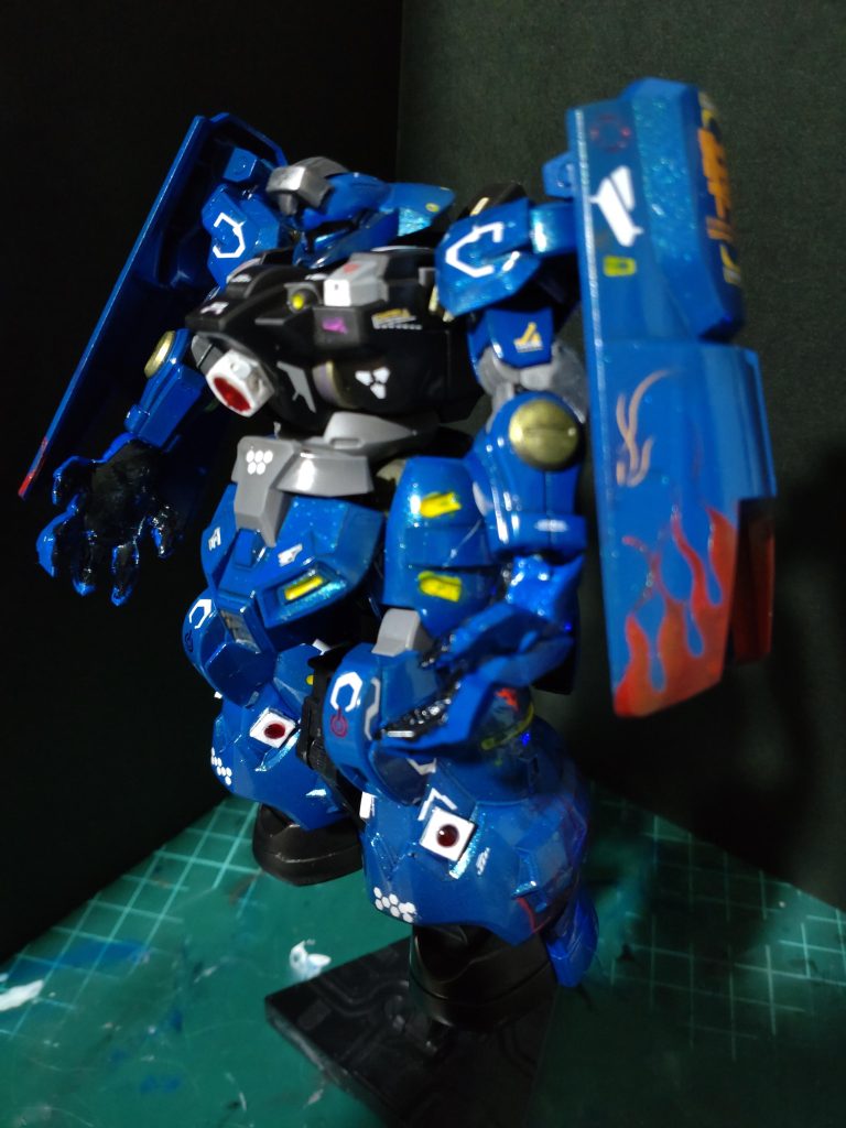 とりあえず最初の印象がドムかグランゾンっぽいな…だったので青で塗装ファイヤー柄マスキングも試してみました