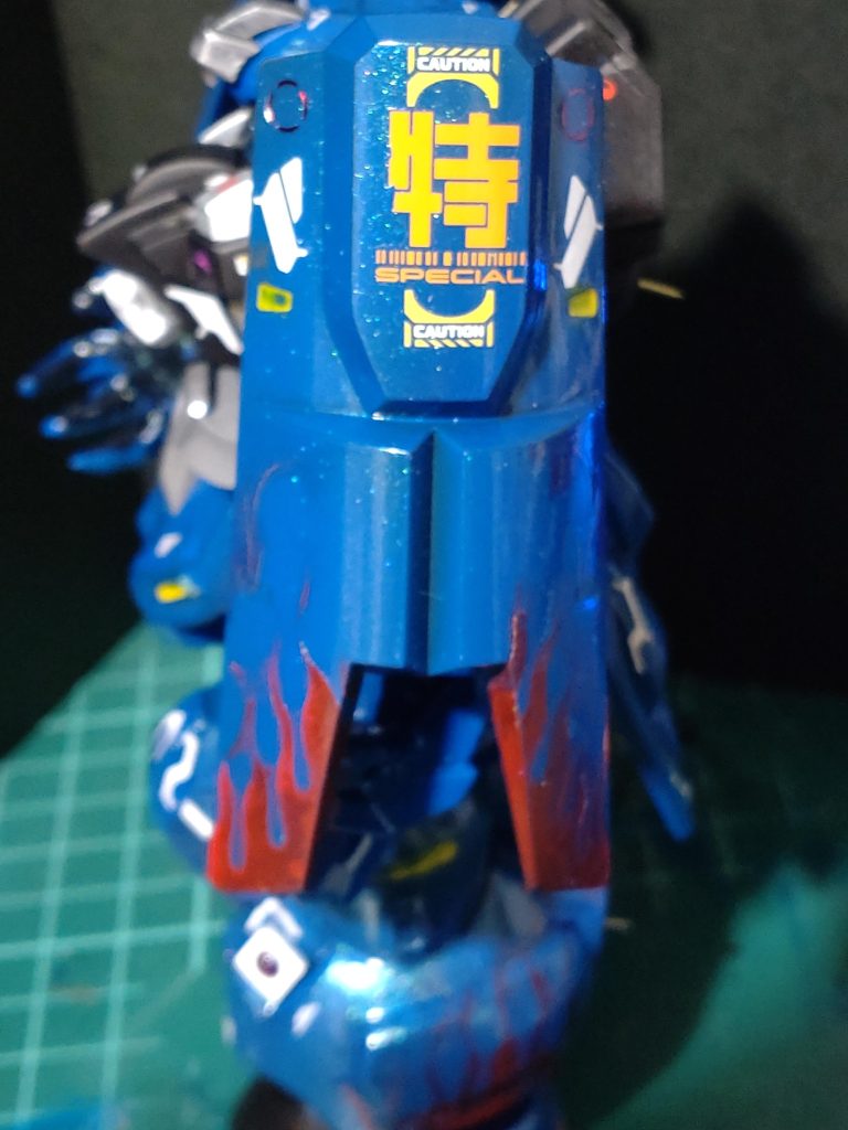 キラキラ感と大きいデカール使う場面が少ないので無駄に貼るファイヤーマスキングはうまくいったかな…ちょっとマスキングの外に塗料がふんわりかかってしまったが…ファイヤー柄の場合は筆塗りで良かった気がする