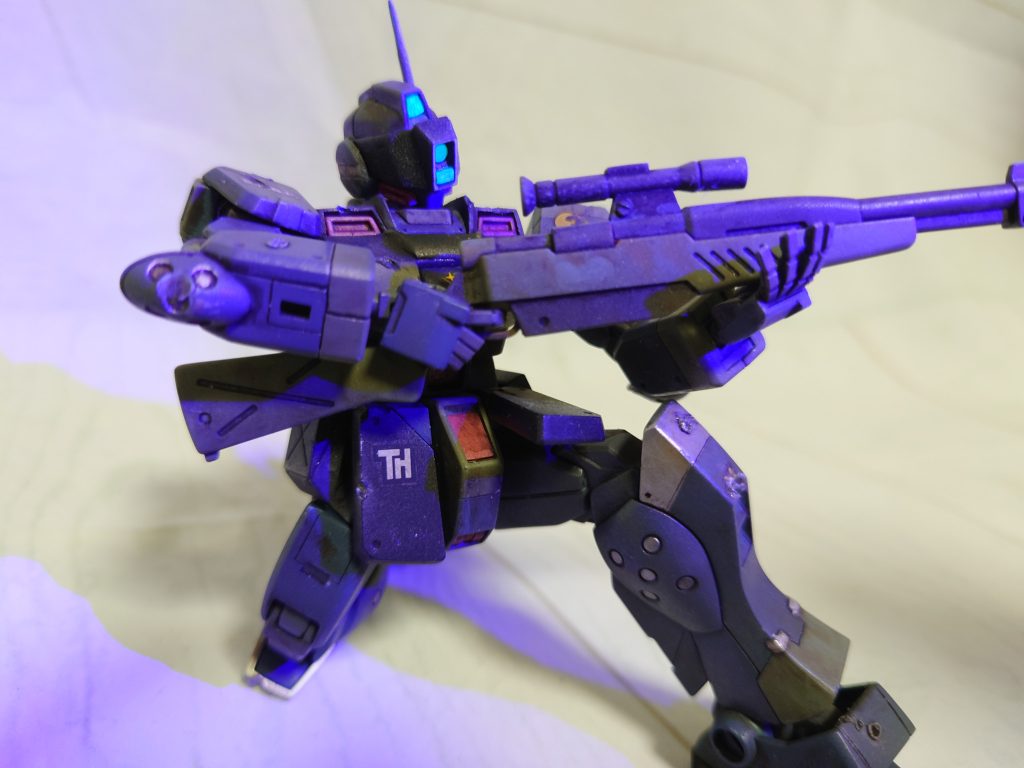 蛍光塗料で光ります。