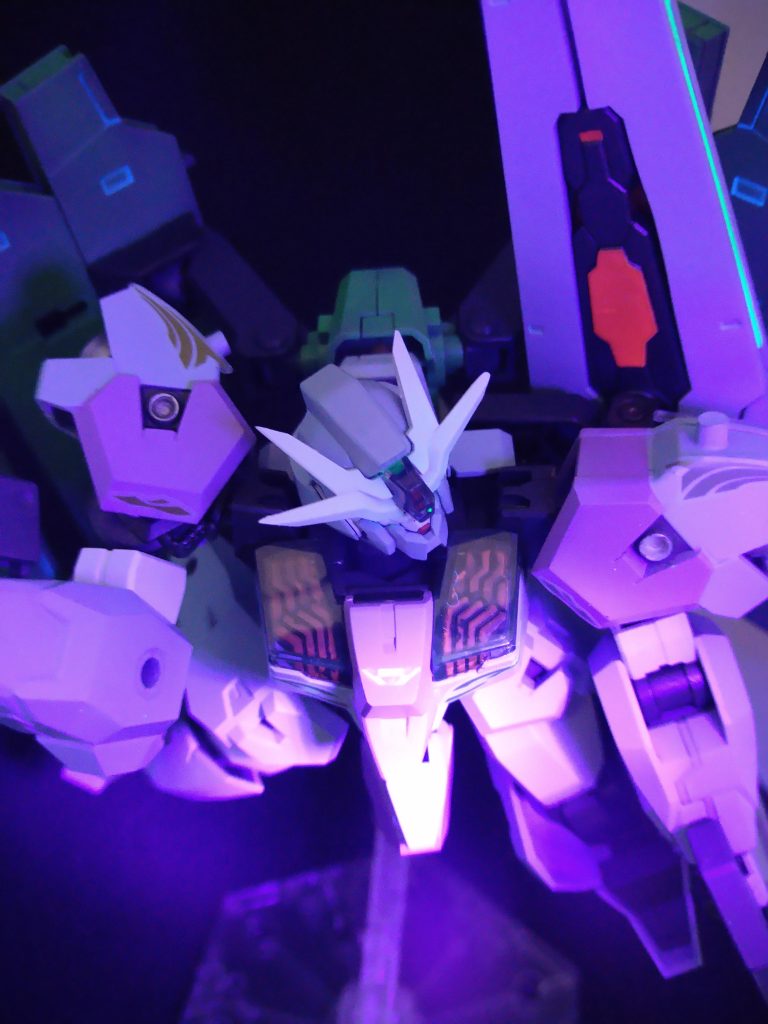 デカールはRGゴールドフレームハナの金のデカールです。                    シェルユニットはスプーキールミノレッドで   発光と非発光を再現しました。