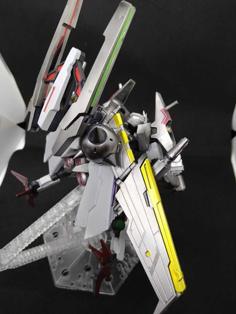 エアリアル改修型と戦闘後大破したルブリスソーンにフォルドの夜明けが所有していた大型ウィングブースターと鉄球型ビットを装備した姿