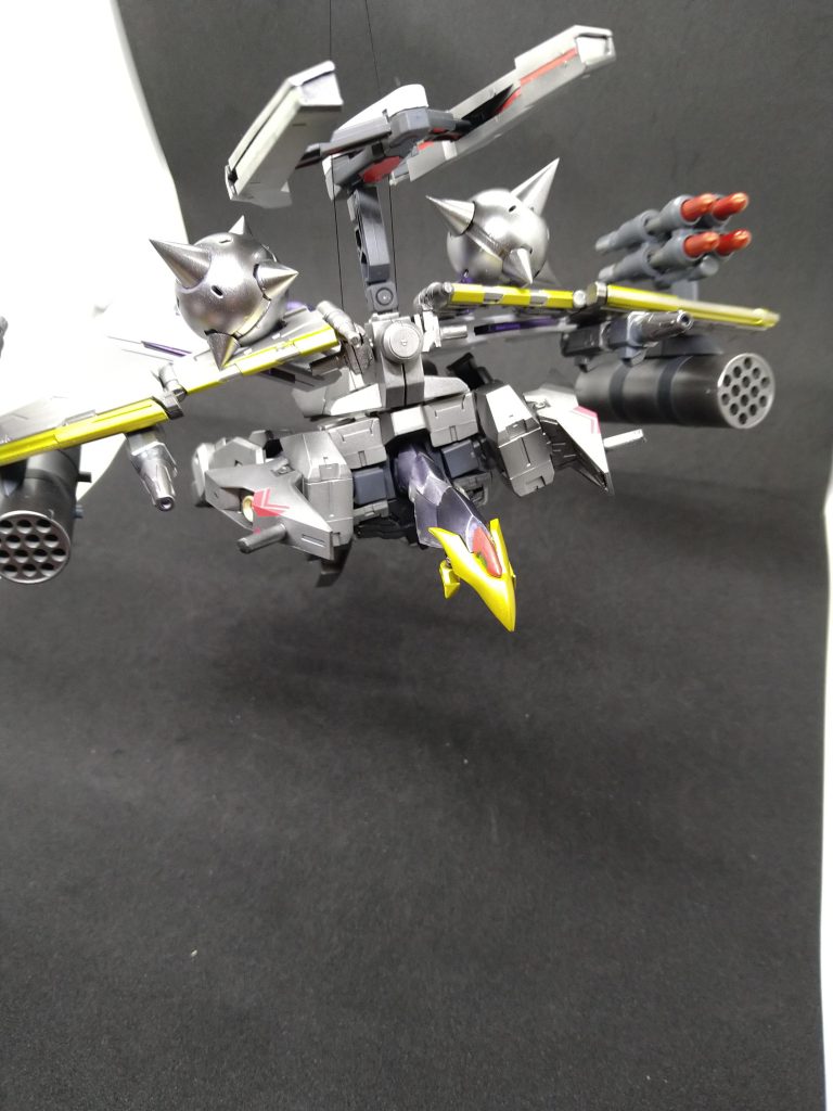 改修後はウルとの連携を考えて可変構造を組み込んだ高速爆撃機形態を有する。