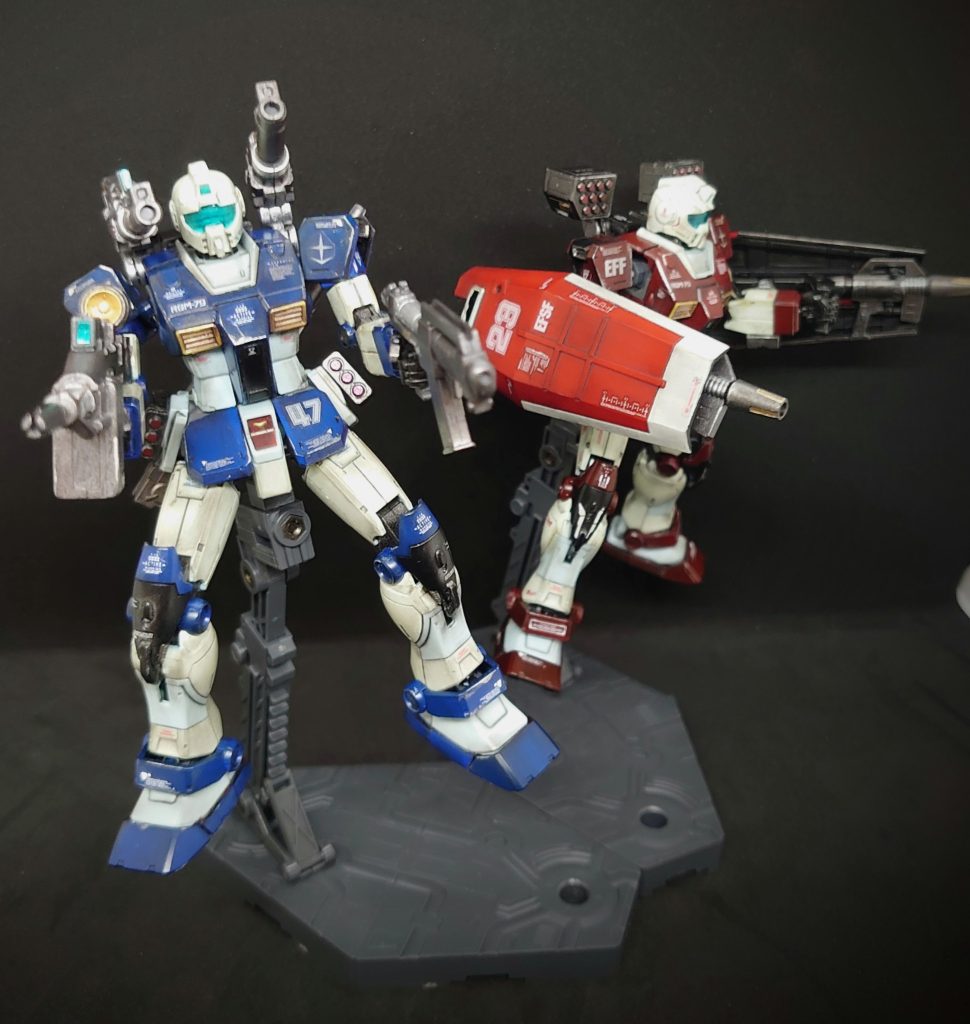 アタッカー(青)ダブルショルダーキャノンと両手武器持ち、背面にもビームライフルの攻撃特化型ディフェンダー(赤)ミサイルポッドに両手盾持ち、盾にビームスプレーガンを仕込みました