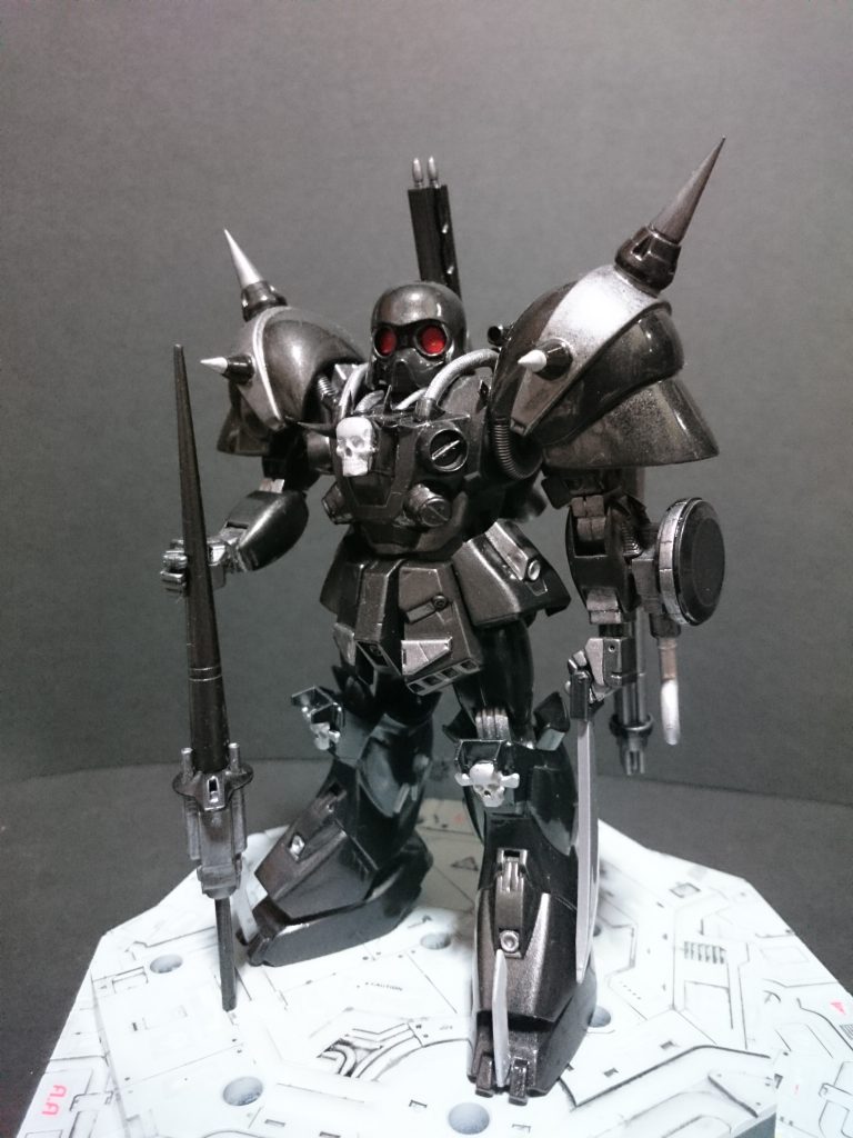 クロスボーンから鹵獲されたデナンゾンだが、入手したときには前の持ち主によってこのような姿になっていた。系統としてはデナンゾンの火力増強型となるが、各部の突起や衣装などはほぼすべて趣味であり、飾り以上の意味は無い。