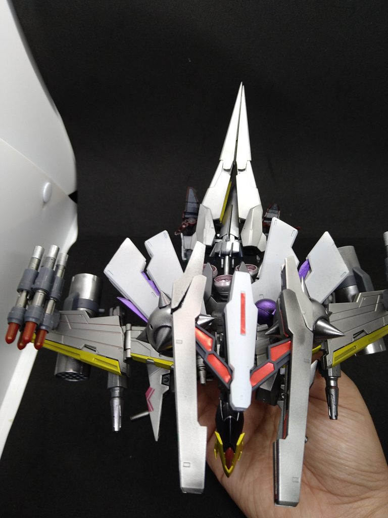 戦場によってミサイルポッドやミサイルランチャーほ装備する事ができる。            頭はSMPジェネシックガオガイガーのガジェットガオー、尻尾の部分はアリオスの肩についている機首になる部分とエピオンのビームソードで作っています。