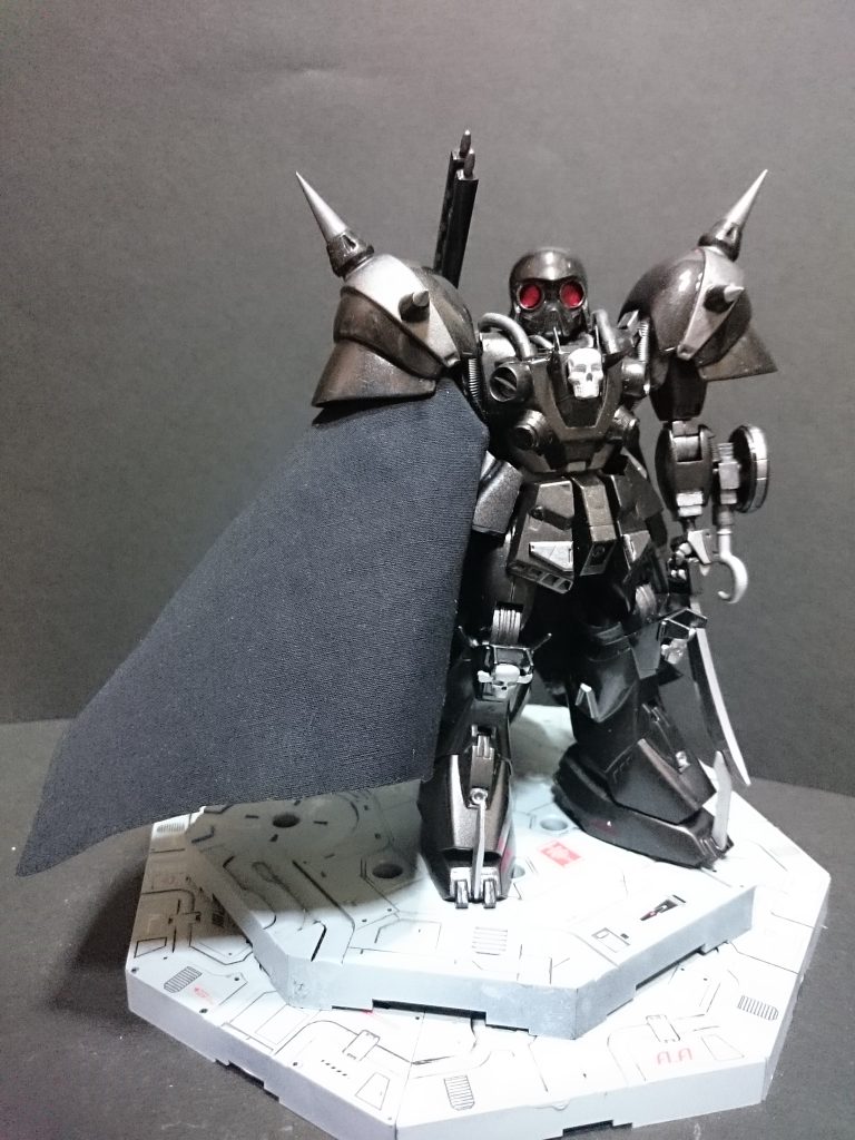 当然マントにもビームを防ぐ能力は無いが、肩パーツ内に収納させている分を引き出すことで宇宙での隠れ蓑とすることができる。