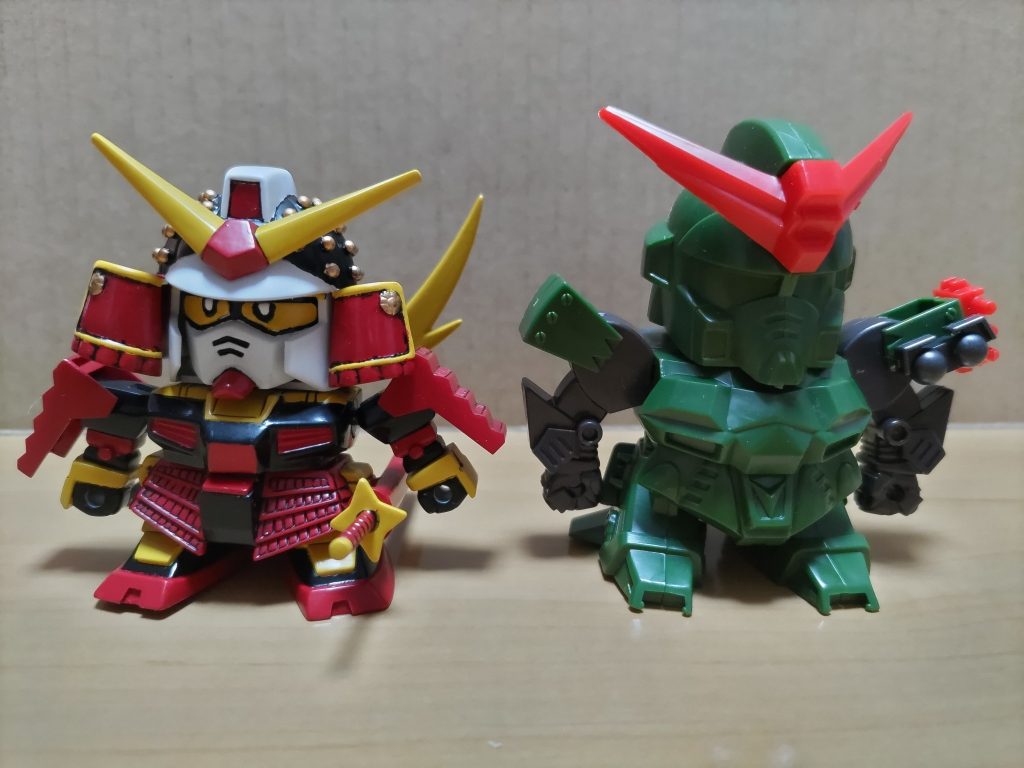 素組みと以前投稿したムシャガンダムの比較。(素組みの写真、これしか撮ってなかった･･･)　　　　　　　　　　　　　　　　　　大きさはさて置き、何かバランスが悪い？　　　　　　　　　　　パッと見、腕が長過ぎるので、一応、全長に対して各部の比率を出してムシャガンダムと比べてみると、やはり腕が10%弱長かった。　　　　　　　　意外にも、他は大差ナシ。　　　　　　　　　　　　　　　　　　とりあえず、腕を詰めることにしました。