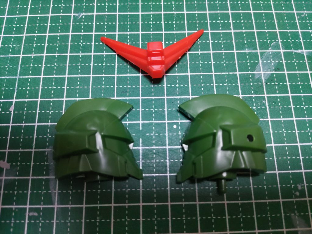 頭部はフェイスごと縦に真っ二つという、今ではありえないパーツ分割。　　　　　　　　　　　　　　　　　　　　　　　　　　　シルエットがアインシュタインの稲ちゃんのよう･･･