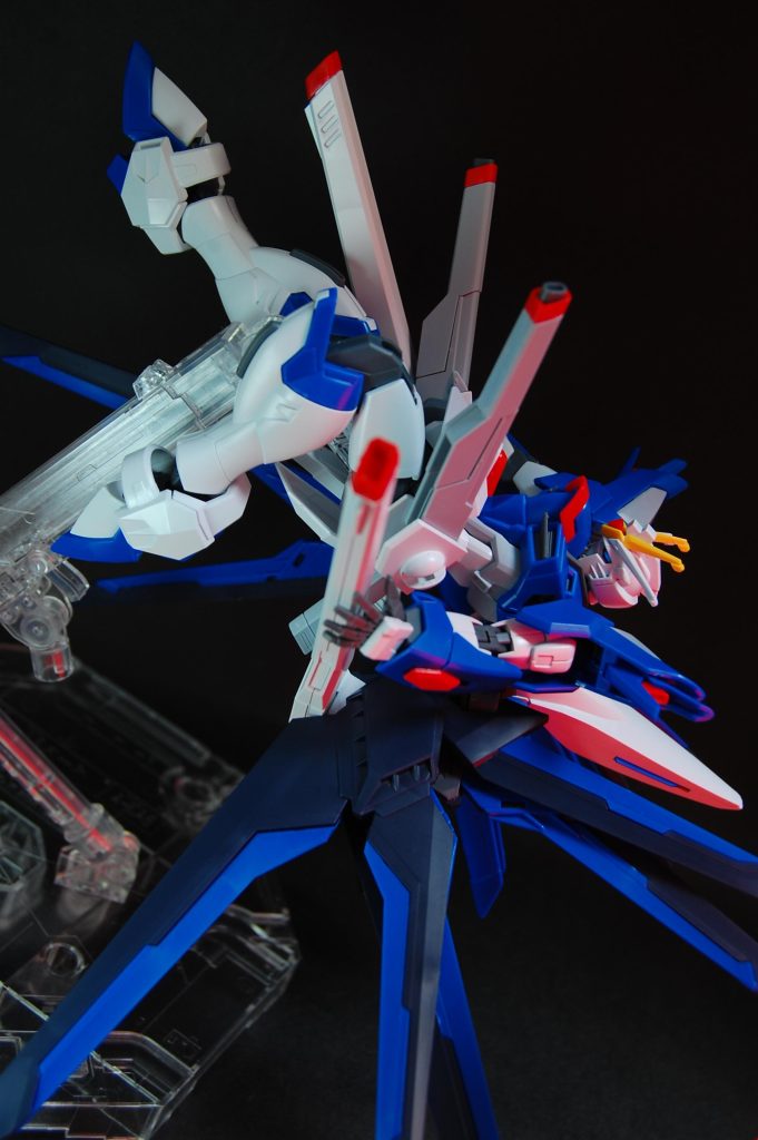 　下にうつむける首を活かして、下方向への射撃ポーズ。いや胸の突起で下見えないだろって気もするので、顔を少し横にそらしたほうが自然だったかもしれません。