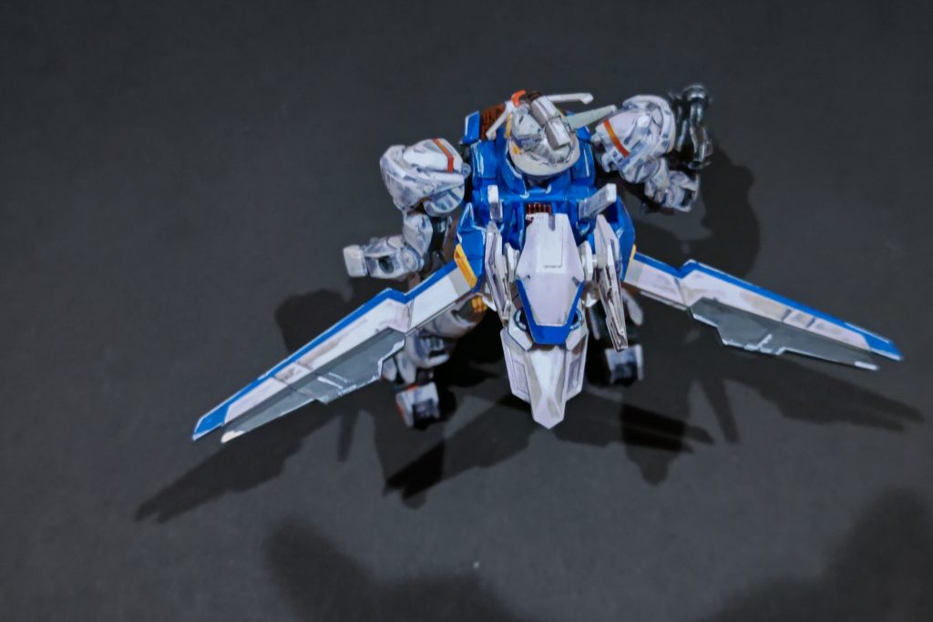 翼を開いて完成。