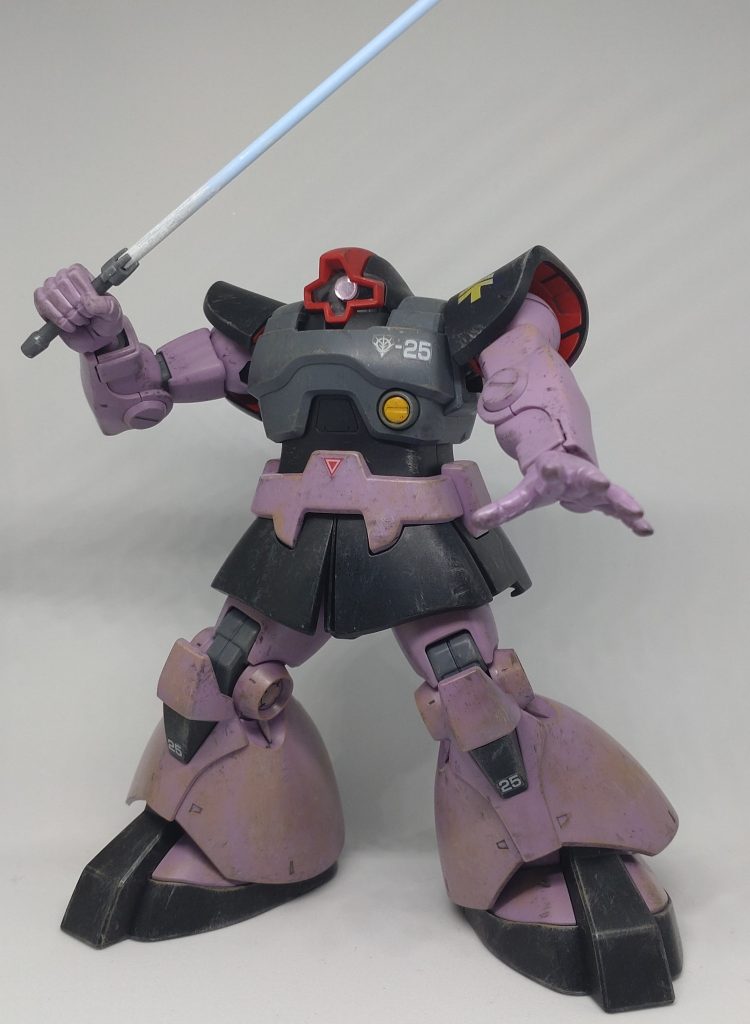 【ガイア機】唯一ヒートサーベルの刀身が水色になっています。