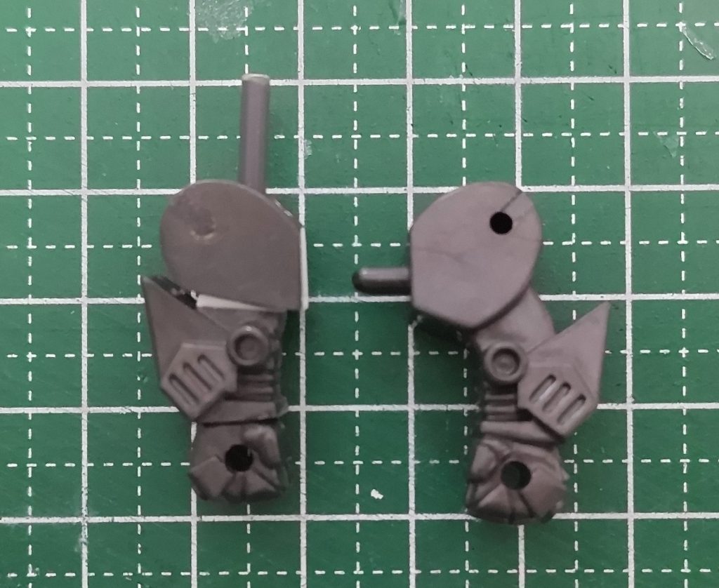 腕部　　　　　　　　　　　　　　　　　　　　　　　　　　　　肩の下から上腕まで切除。　　　　　　　　　　　　　　　　　　カットしたついでに回転軸を追加したけど、効果はナシ。　　　　　　　　　　　　　　　　　　　　　手首に回転軸を追加しただけで充分でした。　　　　　　　　　　　　　　　　　長さ自体は大差ありませんが、バランスが良くなり、違和感がなくなったと思います。　　　　　　　　　　　　　　　　　　　　　　（あくまでも個人の感想ですが･･･）肩にはムシャガンダム同様、KPSランナーのT字の部分を仕込みました。　　　　　　　　　　　　　　　　コマンドガンダムは胸部と背中の突起に干渉するので、軸を長めにして引き出せるようにしています　。肩アーマーにはランナーを接着して、肩の外側に開けた穴に差し込んで取り付けるようにしましたが、固定化したことでミサイルポッドの自由度が失くなってしまい、ちょっと失敗。　