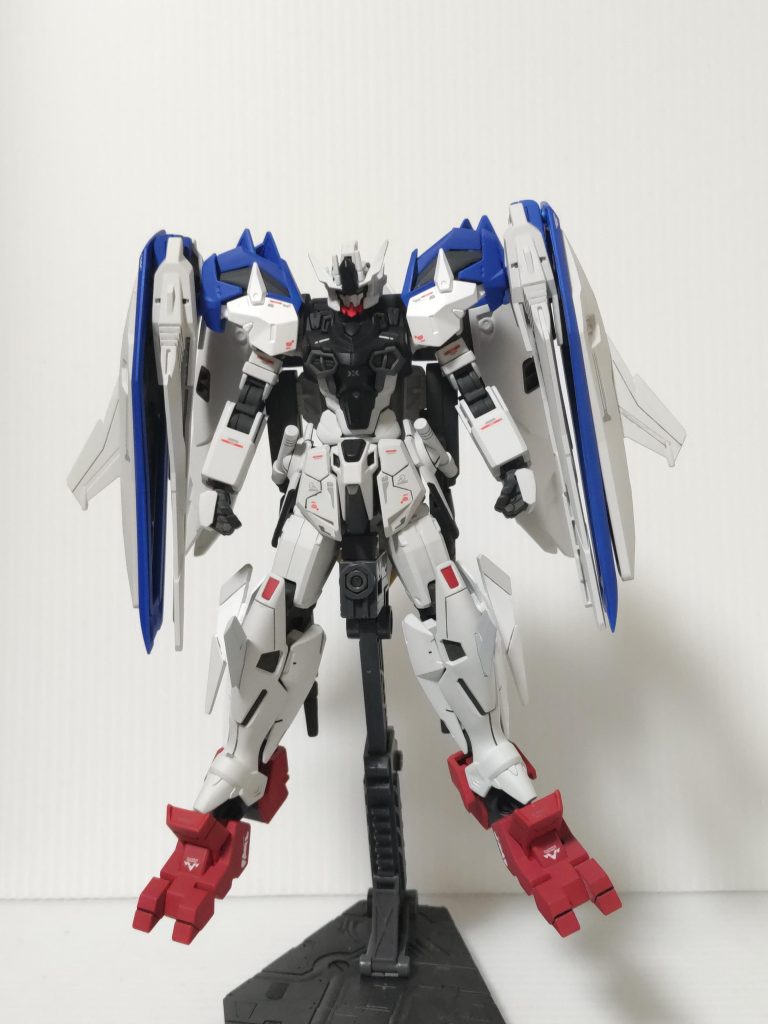 全身ショット足首より下をガンダムアスモデウスに交換し、大型化しました