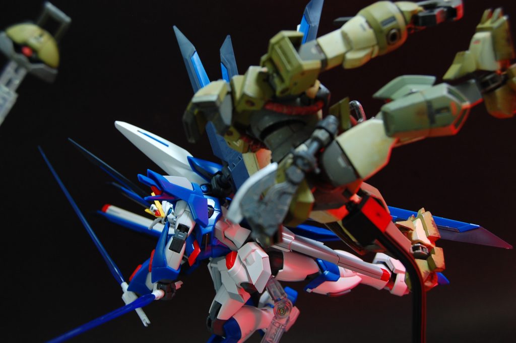 　長々と書きましたが全体的にみて、ライフリは「これができるならこういうのもできるかな？」とまだ見ぬ表情を色々探したくなるようなアクションモデルとしての楽しさがありました。保持力と渋みも丁度良く、ポージングの想像力に横を差すようなストレスがかかりません。そしてただよく動くだけじゃなくて意匠との干渉を避けて動かせるようにも工夫されてる印象も受けました。膝関節とかあまり隙間がないですが、クリアランスも全体的に配慮されてると思います。まあ結局動かしてたらいつかは塗装剥げするものですが、完成写真撮ってるうちは持ってくれそうだと感じました。　最近はバンダイホビーサイトなんかのポージング解説記事でも、アングルや構図についても触れてくれてるものを見かけます。ポージングとアングルは不可分なものですし、アングルも「つくるもの」みたいな認識ができるとよりガンダムの表情付けは豊かになっていきそうです。直近で発売されたアクションベース７も強度や自由度など評判がよさそうで、こういう方向性の創作も推してく感じなのかな、と思います。　フリーダムもやっぱ格好いいですね。考えてたネタをライフリベースで作ってみようかな。SEED世代だけどSEEDそこまで好きじゃないみたいなモヤモヤがあったのですが、そういったモヤモヤを映画と共に解消してくれるような良いキットとなりました。