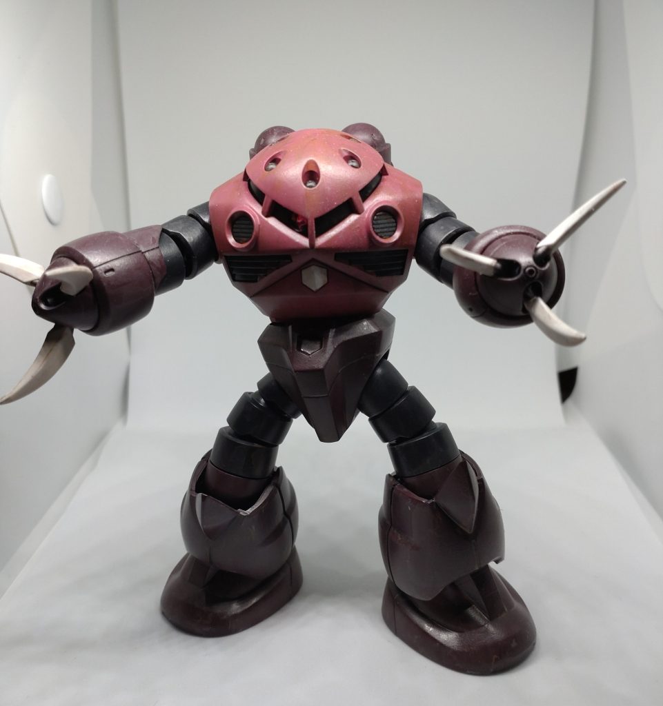 合わせ目消し、ラッカー塗料で筆塗り後、エナメル塗料でウェザリングしてます。モノアイは、百均のラインストーンです。