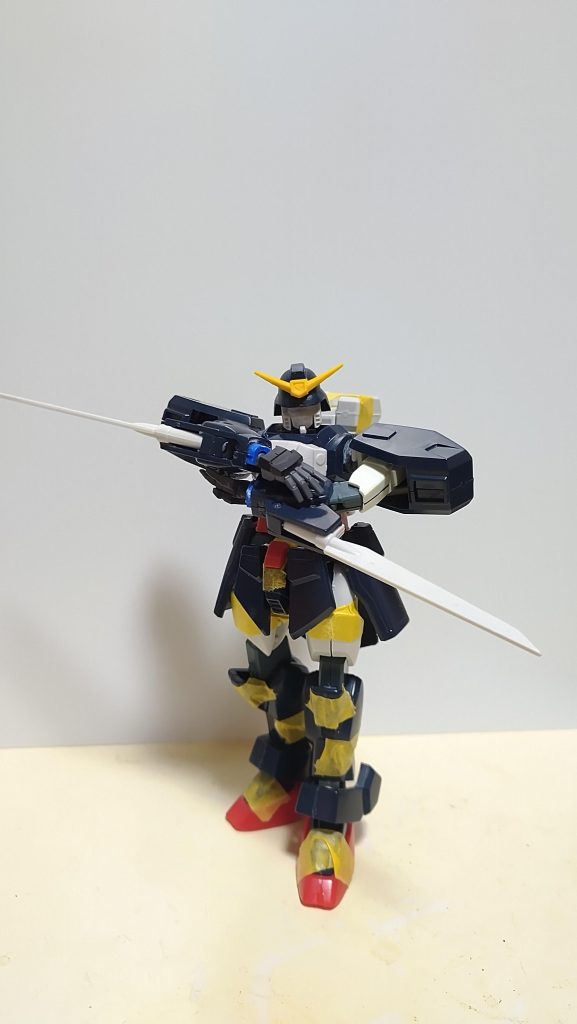 旧キットの外装は腰やアンクルガードなどあらゆる箇所を切り離してをフル流用して、中の関節のほとんどは手元にあったHGのORIGINガンダムの物を使用しています。ORIGINガンダム自体の関節が結構便利で、「肘が180°近く曲がる」「肩関節を前に引き出せる」「股関節が横にスイングできる」 とかで、結構色んなポーズとれそうだったのでGガンと相性良いかと