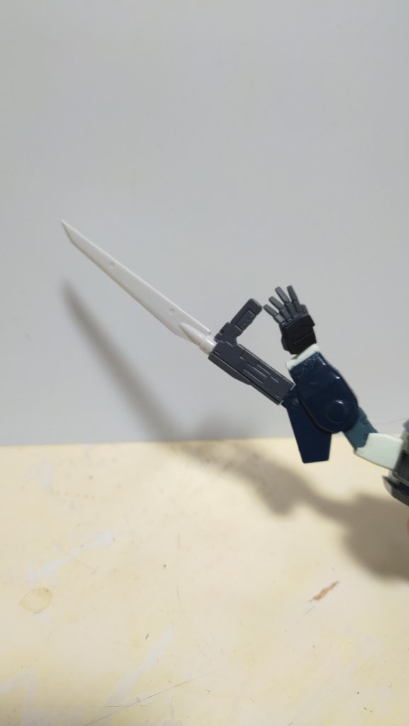 １番こだわりたかった箇所のシュピーゲルブレードは、MG版のような「握り手箇所の格納機構」と「格納状態の時に刃の向きを180度回転させる機構」を入れたかったので、ガンダム以外プラモのウェポンパーツ使って、良い感じに再現できました!