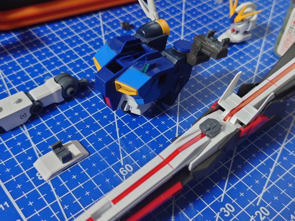 EGのFFνガンダムのロングレンジ・フィン・ファンネルとνガンダム本体を繋ぐジョイントを改修。 HGシリーズのシールド接続に使うアレに変えてみてる。 腕にもあのジョイント付けた。