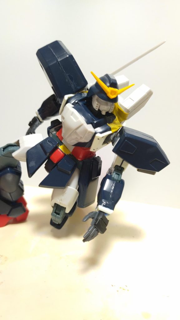 塗装前の可動範囲チェックパーツポロリが怖かったので抑え気味のポーズですが、本気を出すとかなり無理なポーズも取れます（笑）ここから下地を吹いて、初塗装は「ガンダムマーカーエアブラシシステム」 を使用しました。使ったマーカーですが、全て「ガンダムマーカーSEEDセット」のもので足りました（驚）