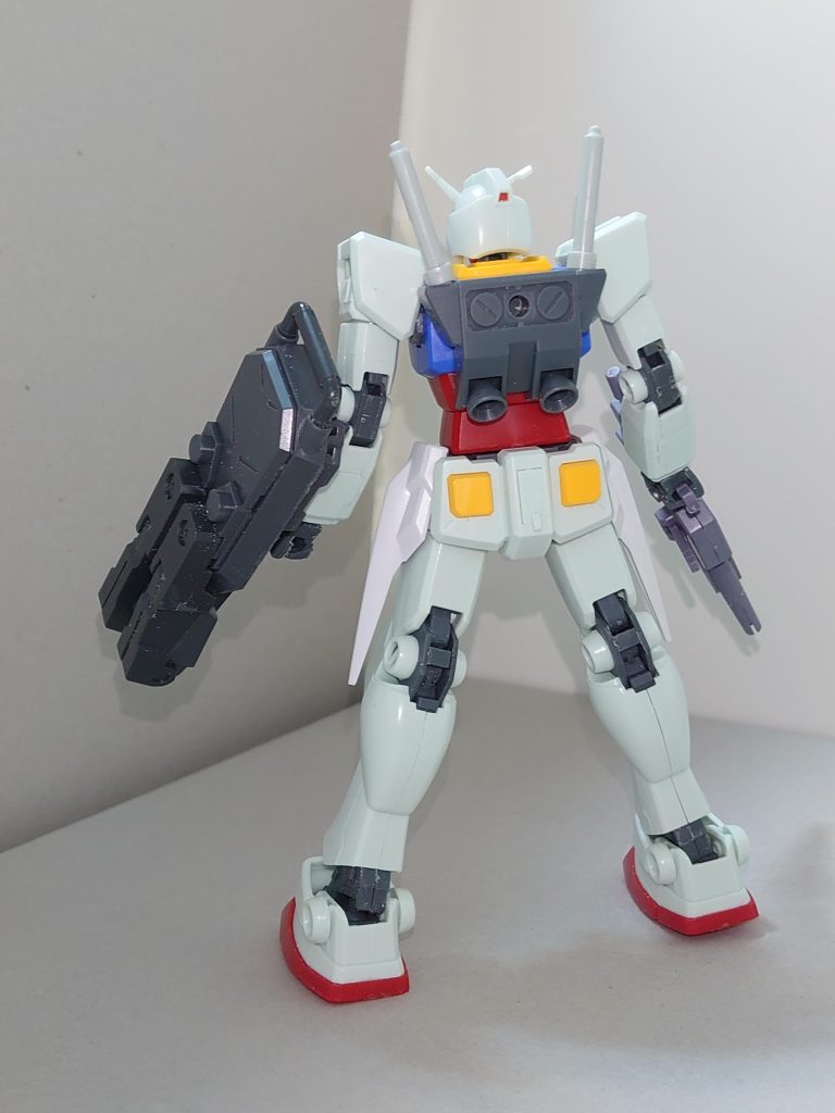 【機体設定】ア・バオア・クーでの決戦でギレン・ザビ公王は戦死し、一年戦争は集結。宇宙世紀0080の幕開けと共に、地球連邦政府とジオン共和国との間に終戦協定が結ばれた。それから4年後、「ゼダンの門」と改められたア・バオア・クーをひとりの連邦軍人が訪れる。 あのとき、俺が乗り捨てたガンダムが、まだここに残っていたとは···。今は既に旧式なのだろうが、せめて中身だけでも改装できれば、まだ使えないこともあるまい。 そしてその男···つまりアムロ・レイはガンダム2号機の残骸を回収し、後に連邦内反地球連邦政府組織エゥーゴの拠点となる月面都市グラナダに送り届けた。 宇宙世紀0087。武装強化、リニアシート改装、ジェネレータ出力向上が図られたガンダム2号機は地球に降下し、ティターンズとの戦いに身を投じる。「アムロ、出る!」