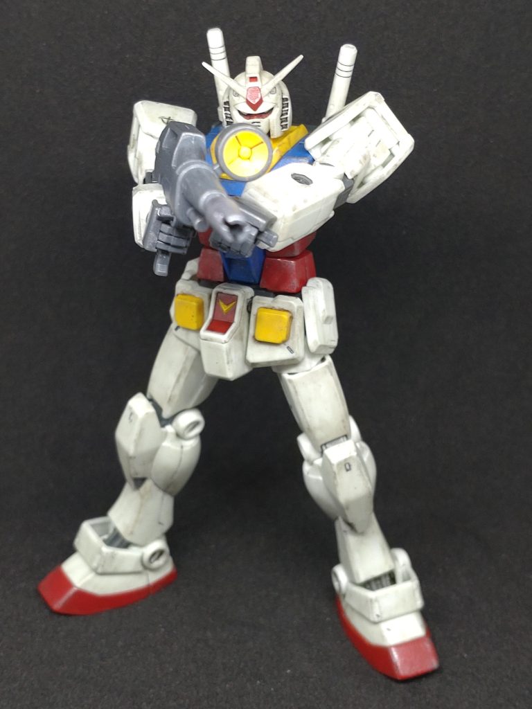 ビームライフルを構えて。