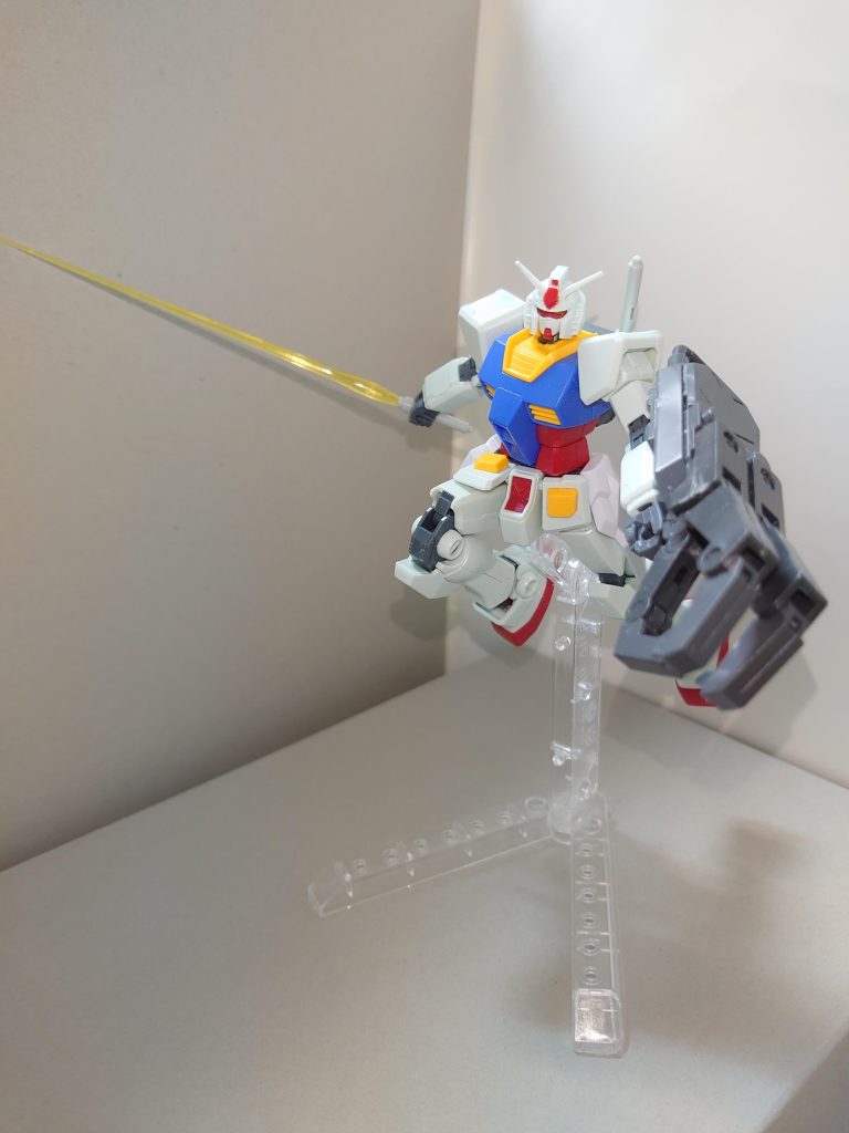 大型クロー装備型シールド攻防一体の兵器で、一年戦争末期にアムロらと共闘したランバ・ラルがMS-09ドム用に装備したシールドが、その原型。クロー先端部には30mmバルカン砲を仕込んでいる。