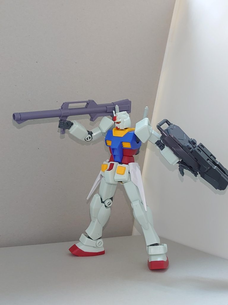 基本的にはREVIVE版ガンダムの素組みですが、腰部サイドアーマーはウイングガンダムゼロ炎ライフルとバズーカはREVIVE版ガンダムMk-Ⅱ速射式スマートガンとシールドはガンダムベース限定システムウェポンキットサーベルはHGCEストライクダガー以上を使用しました。あと腰部のV字マークは削除。