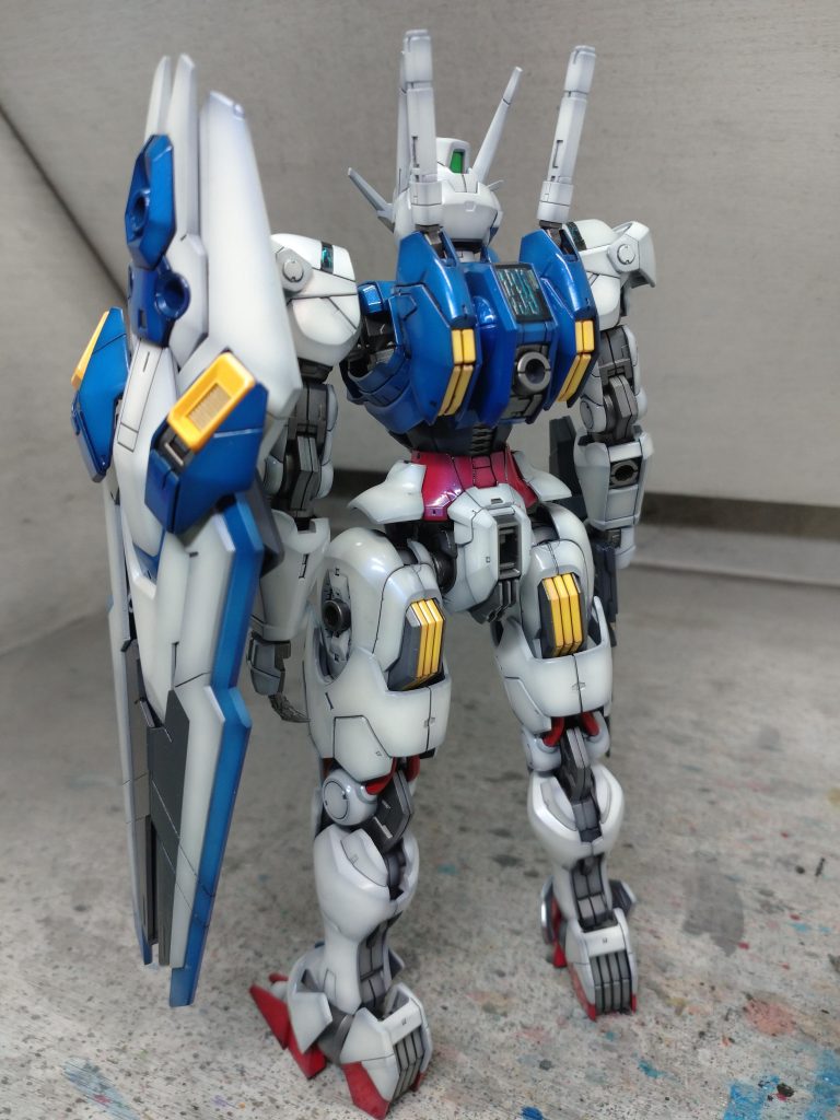 膝裏のパイプもしっかり塗り分けシールドがデカくてかっこいい