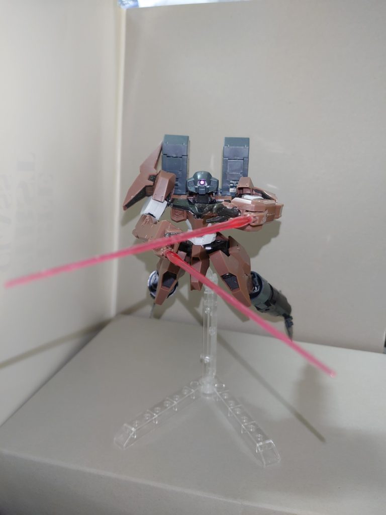 花音「誰？私を討とうなんて奴は」しかし取り回しが難しく、EDM-103では同じ部位に速射砲を設け、ビームサーベルは一般的な手持ち式に変更された。〜弦巻財閥による説明文より〜