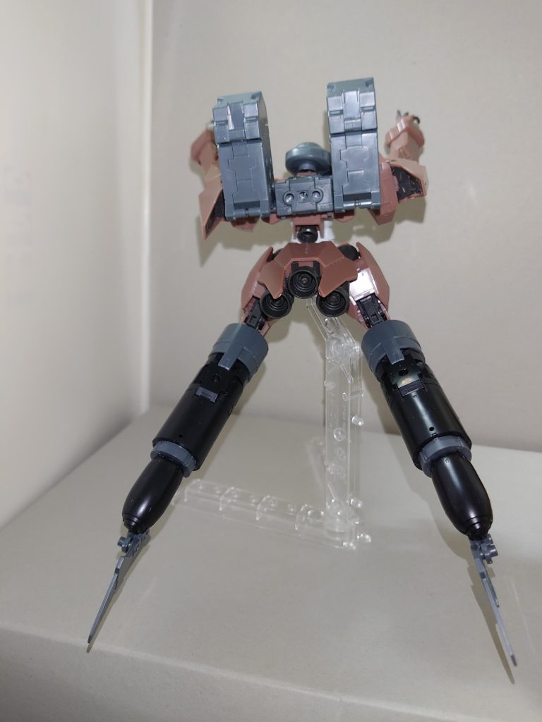 【機体設定】旧「フォルドの夜明け」離反者が、回収したルブリスソーンを土台として、高速機動型可変MS開発計画である「ド・ロゼ計画」のもとで製造した水陸両用試作型MA。本機体は、MA形態における重力下での飛行能力の試験および、水中における高速航行能力の試験のためにつくられたため、脚部に相当するユニットを当初より持たず、その部位には水中用プロペラントタンクとその基部が設けられた。これによりカテゴリがMSではなく、MAになっている。