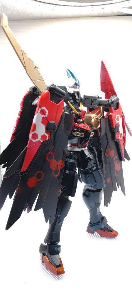 神バのビームマントっぽいヤツを普通のマントっぽくして、カラーリングをマスターガンダムに寄せました。モチーフはマスターガンダムとフルクロス。使用したガンプラは神バーニングガンダムGバウンサー0ガンダムアリオスガンダムZZガンダムウイングガンダム炎ギャラクシーブースターとかです。フルクロスモチーフならクジャクとかいるかなって思いましたが、面倒なのでやめました。後バーニング系列に銃が似合わないすぎる。