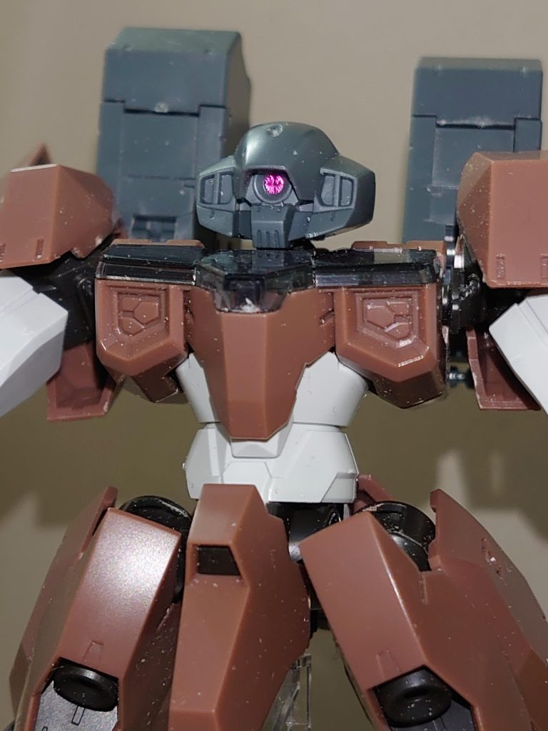 使用キットはルブリスソーンをメインに、頭部とプロペラントタンクは30MMアタックサブマリン、サブロックランチャーは30MMヘヴィウェポン+α。ビーム刃は前回のガンダムから。モノアイはHGUCディジェの使わなかった方をピンセットで貼り付けました(これが一番苦労しました‼)。このキットは当たり外れが著しいのか、今作で使ったものでは、腹部の白いパーツ(上部/E2)が胸部からはずれやすくなっていたため、やむなく接着しました。背部左右の穴も30MMのディテールアップパーツで埋めています。