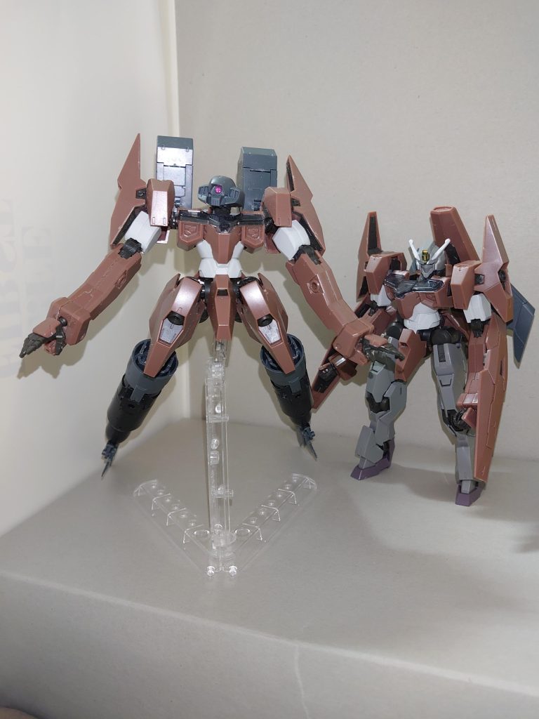 試験結果はきわめて良好とされたが、機体自体の性能がごくピーキーなものとなったため、最終的に4機の製造にとどまった。本機体を改良し、可変MSとして完成させたのが、EDM-103 コルネイユ・ド・ロゼ である(画像右)。武装は頭部40mmCIWS、背部6連装サブロックランチャー×2門、内蔵式ビームサーベル×2丁。