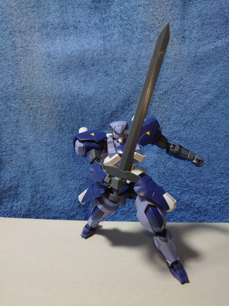 リサ制作の百錬は、標準装備の片刃式ブレード、ライフルカノンだけでなく、ロングソードも武装に加えられた。ガンプラバトルに参戦する際にレギュレーション違反にならないか、本人は心配しているようだが···。 〜湊 友希那の解説より〜