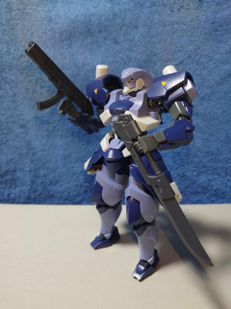 片刃式ブレードは左手使いかつ、逆手持ちがリサ流。