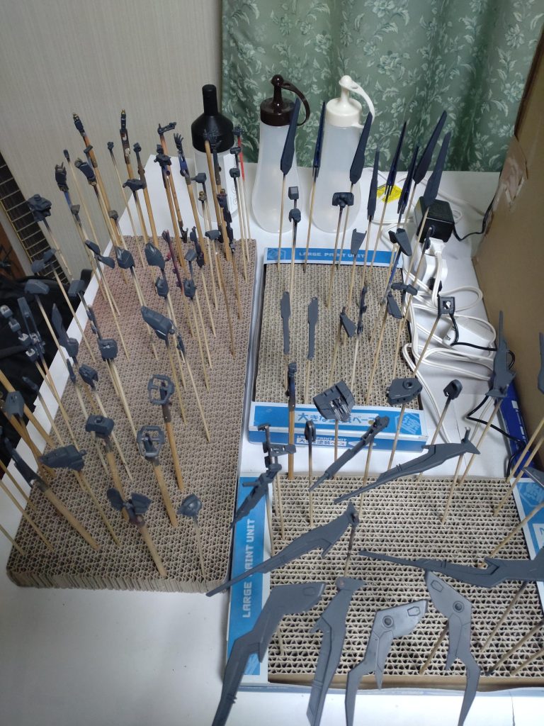 サフ時。猫の爪研ぎはモデラーの為に狙って作られたとしか思えん。今回もスラスター展開を忘れて写真撮る等、安定して最後にケチがつきましたが、とりあえずこれで手持ちのHGCEシリーズは終わりです。次はHG天ミナあたりを作るかもです。そろそろ一年戦争モノに手を出すのもいいですね。今回もご覧頂き有難う御座いました、今年も宜しくお願い致します！