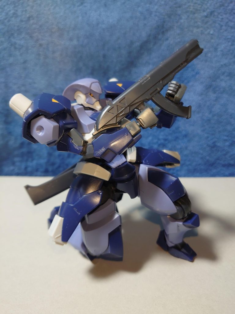 あまり目立たないものの、改造箇所は両肩。両肩アーマー下部の▼部分を切り離し、上腕を回転可能にしました。▼部分があると干渉して、上腕が回らなくなるからです。それ以外はすべて素組み。ロングソードは例によってコトブキヤのMSGより。カメラアイのシール貼りが最も苦戦させられました。