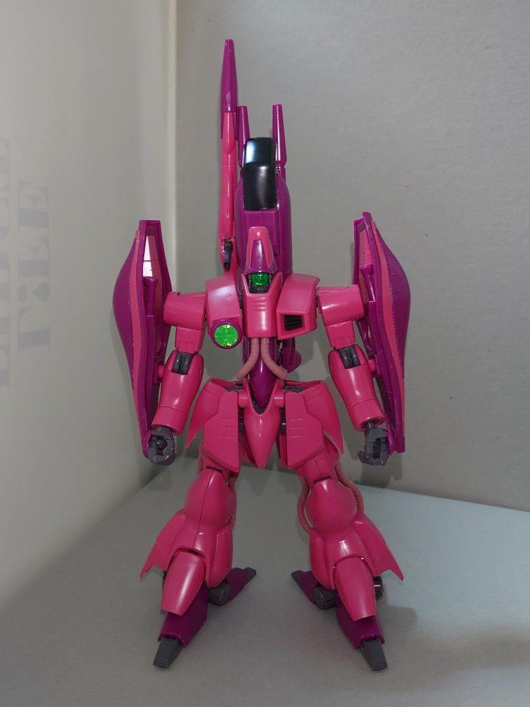 【概要】AMX-003 / ガザCMorfonicaを率いるドラムス担当・二葉つくしが制作したガンプラ。ガザシリーズ特有の武装「ナックルバスター」が半固定武装で、不使用時に邪魔になる(特にガザDとガザGが顕著)ことに不満を抱いたつくしは、ナックルバスターを一般的なビームライフルのようなグリップ付き、つまりガ・ゾウムのハイパーナックルバスターに似たものに改造。この改造にともない、左手でもナックルバスターを使えるようになった。