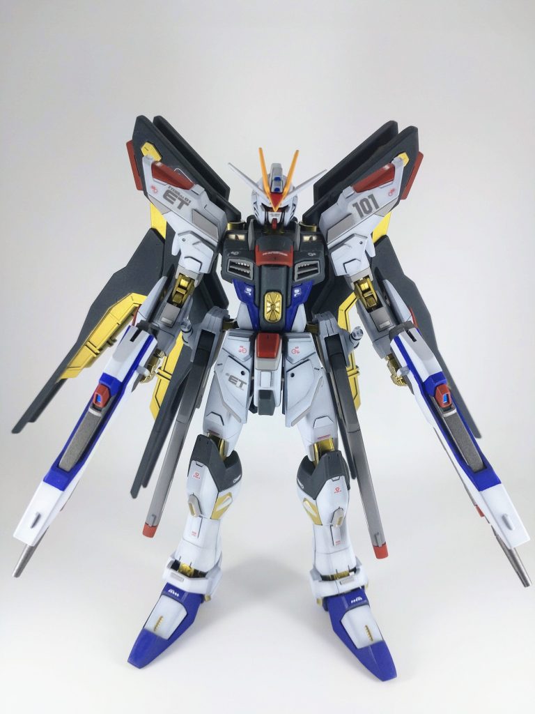 塗装ハゲ防止でドラグーンは外してます。塗料はMr.メタリックカラー　ブルーゴールドガイア　EXホワイトガイア　ニュートラルグレーガイア　スターブライトアイアンガイア　マンダリンオレンジ+EXホワイトガイア　ミッドナイトブルーガイア　ブライトレッドガイア　蛍光レッド、オレンジ、イエロー、ブルーフィニッシャーズ　ブルーパープル下地はガイアのメカサフスーパーヘビー。関節部分以外のゴールドはエナメルのチタンシルバーで筆塗り。カメラアイは蛍光イエローとオレンジを混ぜてそれっぽいイエローで塗りました。ホワイト部分は全体的にグラデーションかけてます。デカールはあったものを適当に。肩・ウィングのみ太古の昔に組んだRGフリーダムの余りのシールを貼ってます。関節のゴールド部分は光沢、それ以外はつや消しで仕上げました。