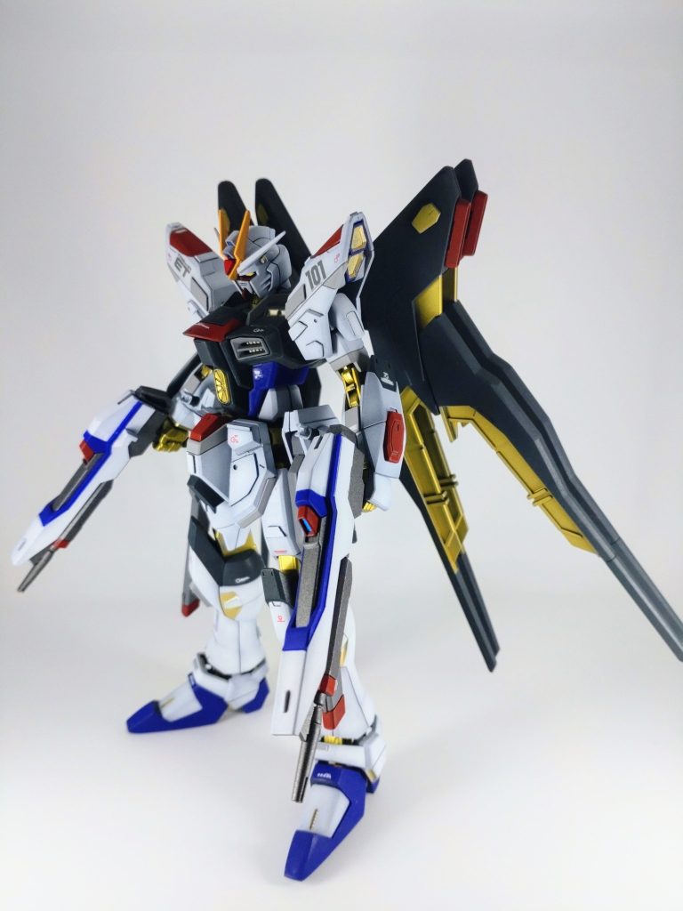 RGやMGEXを参考にゴールドの差し色をエナメルのチタンシルバーで気合いの筆塗り。拭き取れる安心感が◯。色合いも非常に良いと思います。むしろゴールドは全部これでよかったかも…