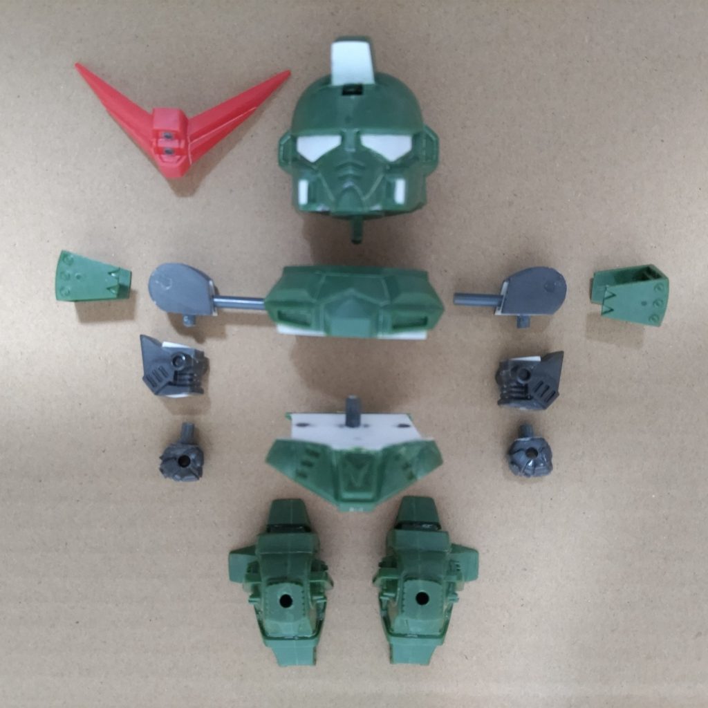 頭部　　　　　　　　　　　　　　　　　　　　　　　　　　　　アンテナ基部のバルカン？がシールでの再現だったので、穴を開けコトブキヤのバーニアパーツを埋め込みました。　　　　　　　　　　　　　　　　　トサカとアンテナ基部の隙間と、再現されていない頬のダクトの外側、目にプラ板を貼り付けました。胴体　　　　　　　　　　　　　　　　　　　　　　腰部で切り離し、回転軸を追加。　　　　　　　　　　　　　　　胸部にはキットのポリキャップを仕込んでいます。　　　　　　　　　　　　　　　　　　　　正面から見ると、V字にディテールが入っているので、胸部下面両端にはプラ板を貼り付け、腰部フロントアーマーは両端を削り平らにしました。　　　　　　　　　　　　　　　　　　　　　　　　フロントアーマーはディテールがない部分で良かった。