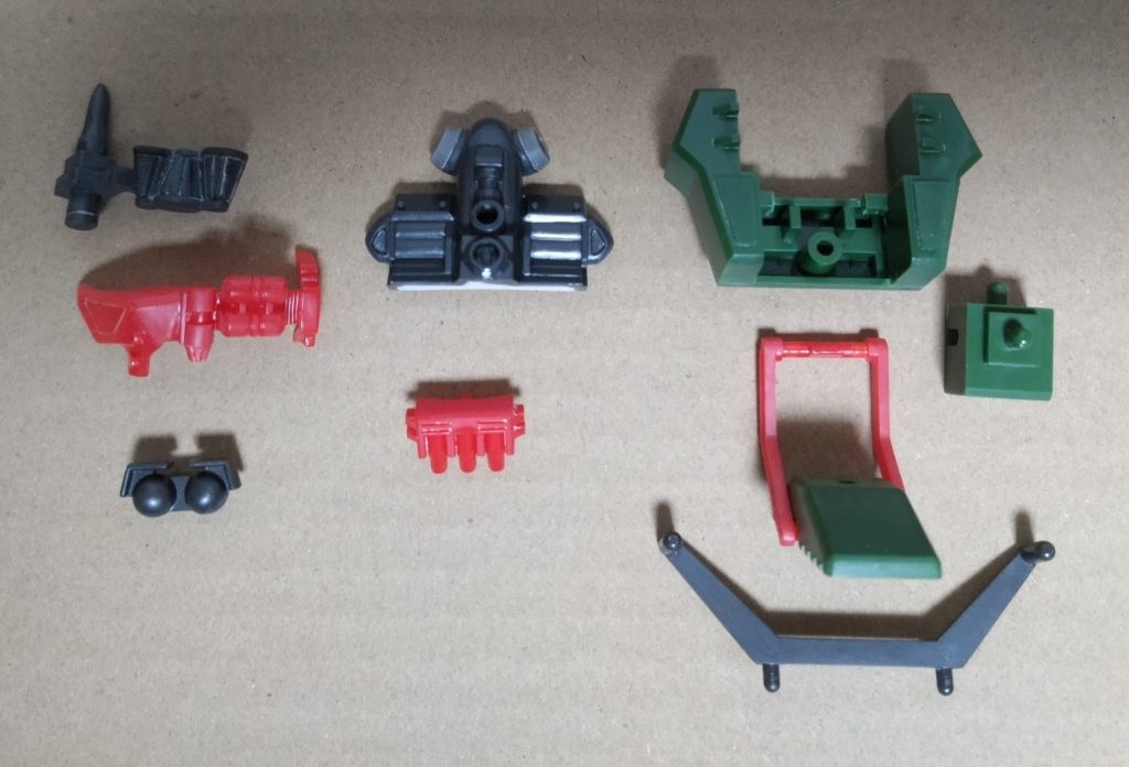 バックパック　　　　　　　　　　　　　　　　　　　　　　　　ノーマルのバックパック(中央上)は、中央凸部の左右バーニア？が歪んでいたので、削り落としウェーブのバーニアを接着。　　　　　　　　　　　　　　　　　　　中央凸部裏面と下面の空洞はプラ板で　塞ぎました。　　　　　　　　　　　　　　　　　　　　　　　ヘヴィウェポン用バックパック(右)は、可動部を後ハメ化。その他、オプションはスジ彫りをして、ペーパーがけ。