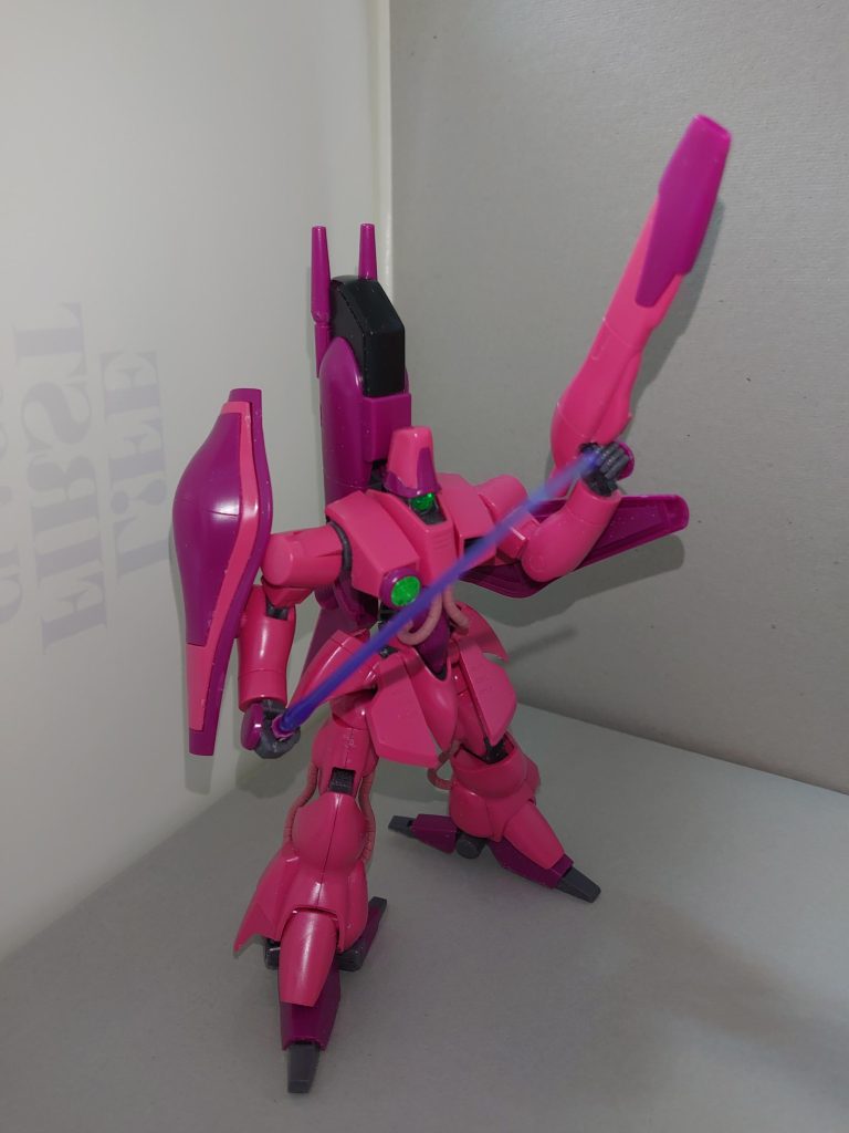 逆にサーベルは右手装備が基本。