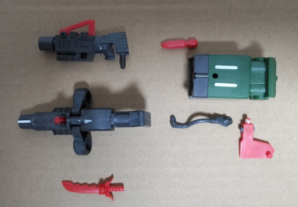 武装　　　　　　　　　　　　　　　　　　　　　　　　　　　　　　　　　　　　　　　　今回もスプリングギミックはオミット･･･といか、スプリング触ったら飛んでいって、今だに見つかってない･･･　　　　　　　　　　　　　　　　　　　　　　　　　NCヘビィガン(左の真ん中)のフロントサイト？をプラ板で少し大きく。　　　　　　　　　　　　　　　　　　　　　　　　　　　　ミサイルポッド上下のギミック用のスリットを埋めて、そこにプラ板を貼り付けて凸モールドに。　　　　　　　　　　　　　　　　　　　　ミサイルポッドと肩の接続パーツ(右下の赤いパーツ)の肉抜き穴を埋めました。左上のマシンガンはグリップが造形されているのに、実際の持ち手はストック部にあるのが何ともSDらしい。