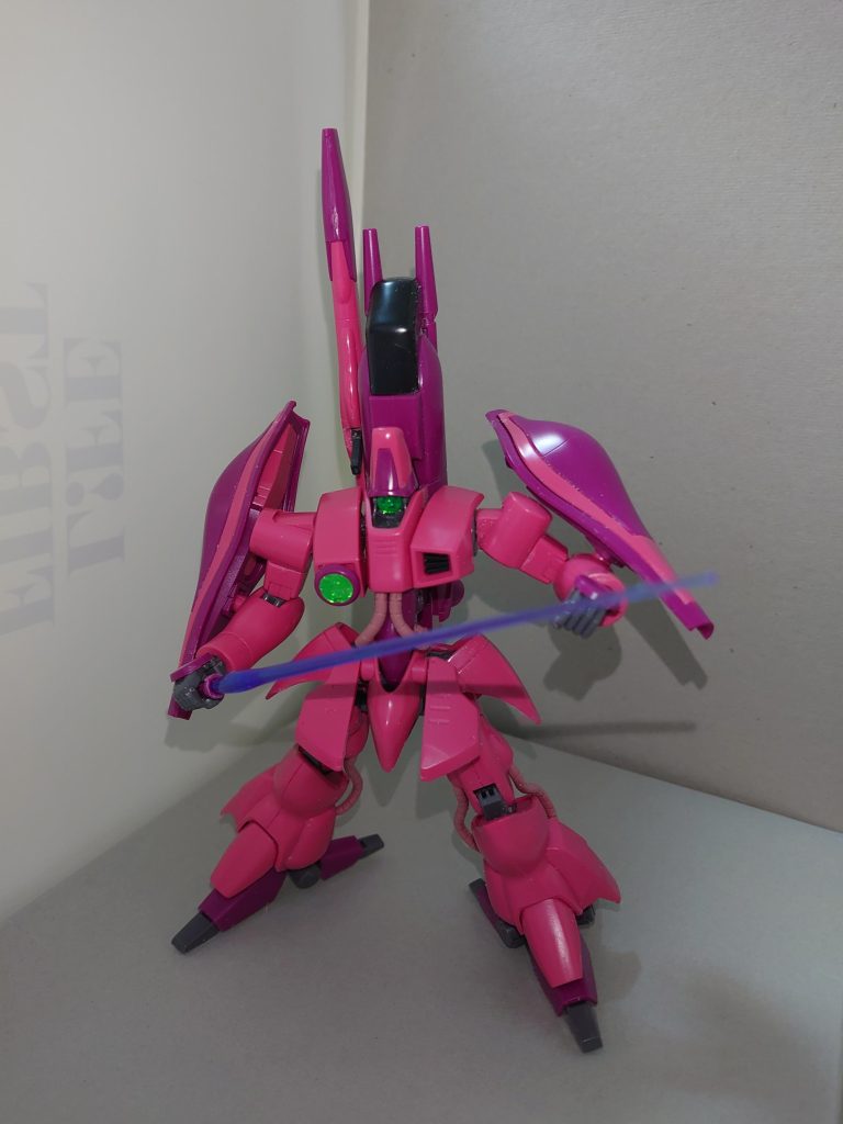 ナックルバスター不使用時には背部にマウント。これにより死角がほとんどなくなった。つくし「私には隙などないよ」